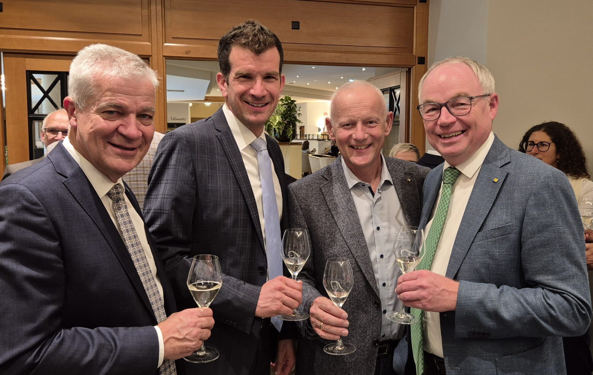 LR Anton Kasser, BGM Dr. Ing. Christian Macho, MSc (Präsident NUV), BGM DI Martin Leonhardsberger, LH-Stv. Dr. Stephan Pernkopf auf einem Gruppenfoto bei der Generalversammlung in Krems