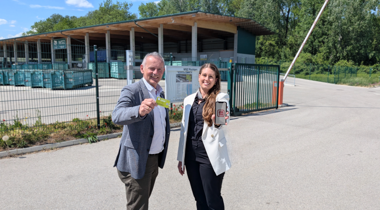 Obmann BGM DI Martin Leonhardsberger und Abfallberaterin Viktoria Sophie Stamminger pr&auml;sentieren die ServiceCard