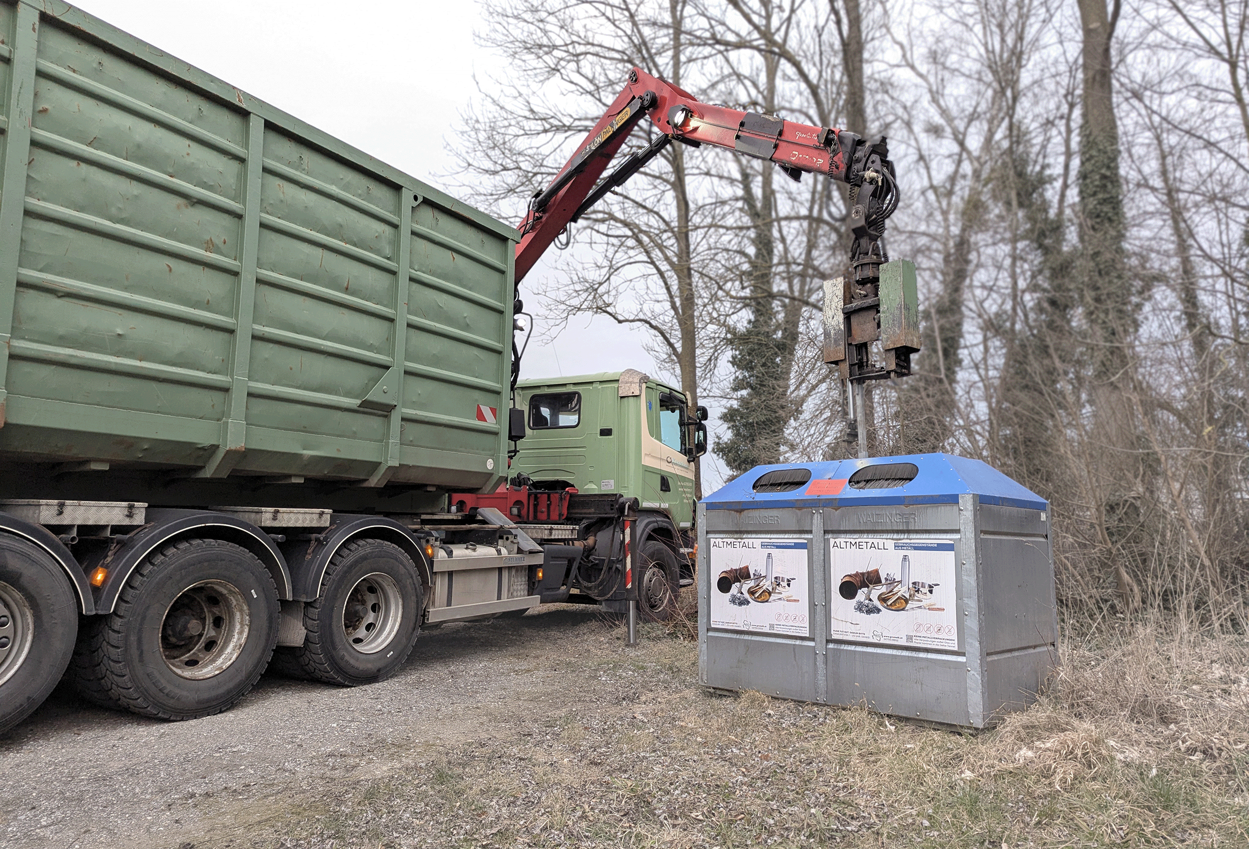 Abzug des letzten blauen Altmetall-Containers im Bezirk Melk mit dem Kranfahrzeug