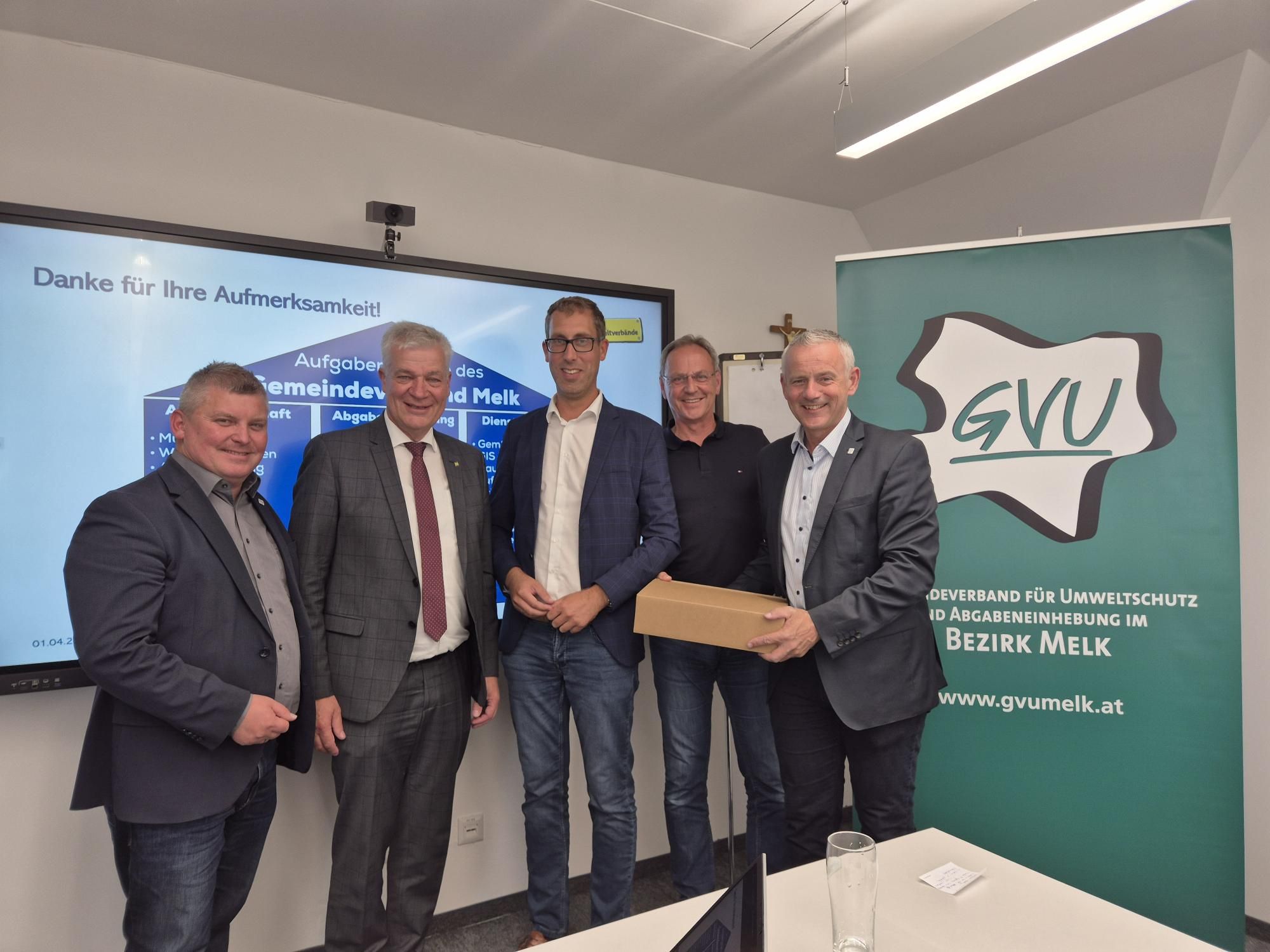 Ing. Martin Ritt, MSc (GF GVU Melk), BGM Anton Kasser (LAbg., Präsident NUV), Dr. Florian Kolmhofer (Bezirkshauptmann Schärding), Bgm. Roland Wohlmuth (Vorsitzender BAV Schärding), BGM DI Martin Leonhardsberger (Obmann GVU Melk) auf einem Gruppenfoto vor dem Rollup des GVU Melk