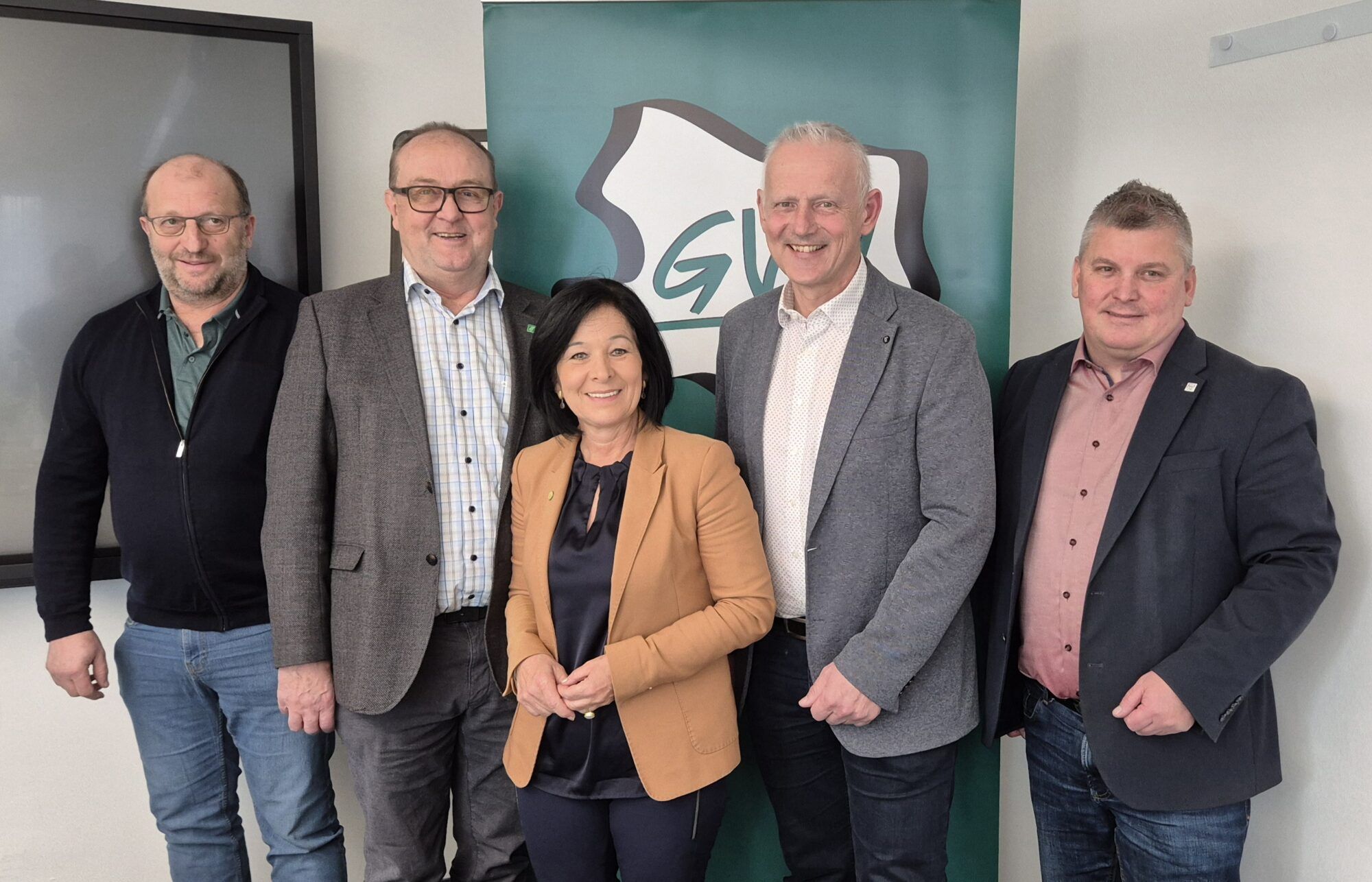 Gruppenfoto beim Besuch des GV Gm&uuml;nd beim GVU Melk:
Gesch&auml;ftsf&uuml;hrer DI Martin Koppensteiner (GD), Obmann BGM Peter H&ouml;barth (GD), Bundesr&auml;tin MArgit G&ouml;ll, Obmann BGM DI Martin Leonhardsberger (ME) und Gesch&auml;ftsf&uuml;hrer Ing. Martin Ritt, MSc