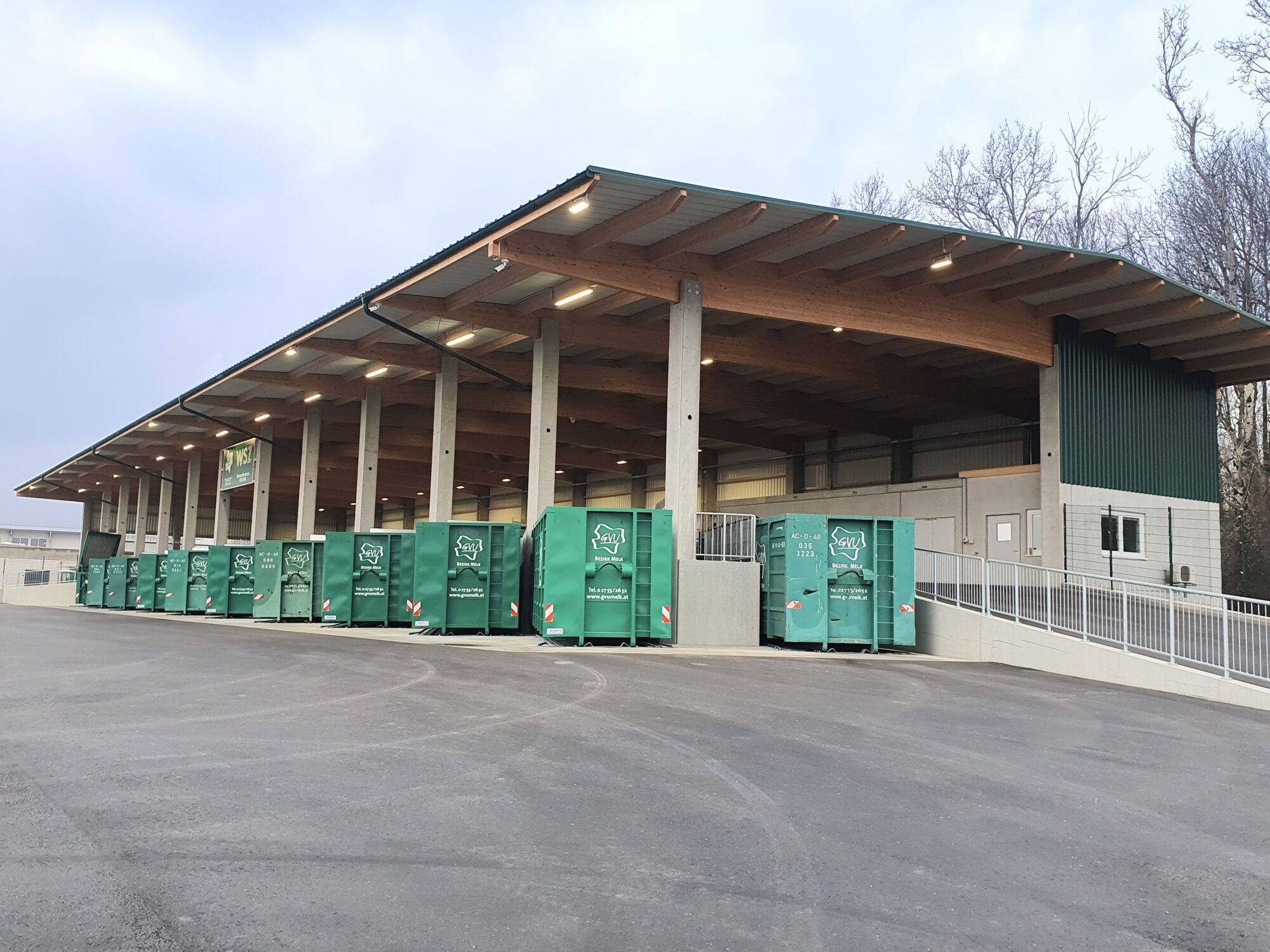 Wertstoffzentrum Pöchlarn aus Sicht von der Auffahrtsrampe. Im Vordergrund stehen die typischen grünen 35 m³ Container des GVU Melk