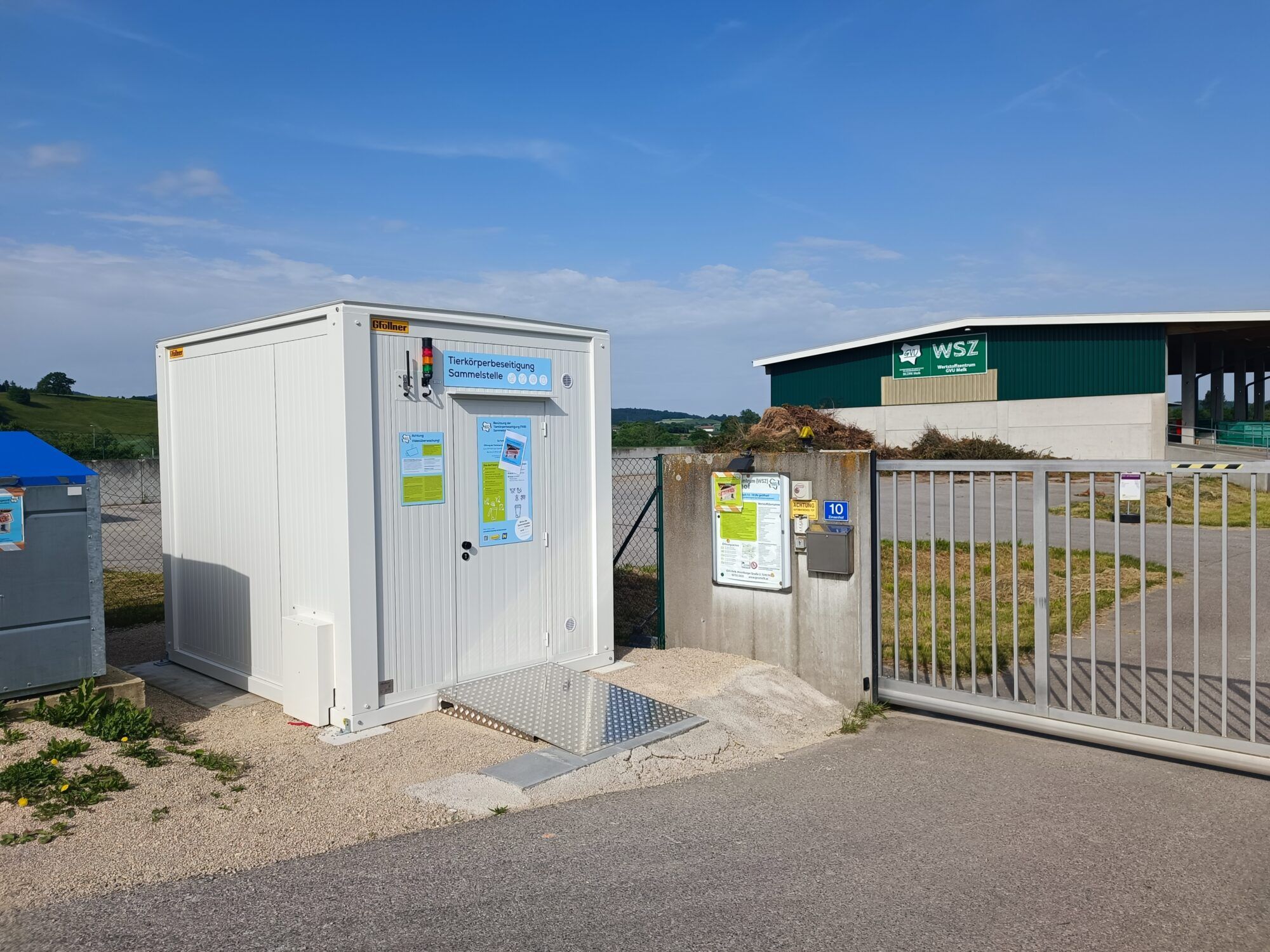 Zu sehen ist ein Container der Tierkörperbeseitigung (TKB) Kemmelbach vor dem Wertstoffzentrum (WSZ)
