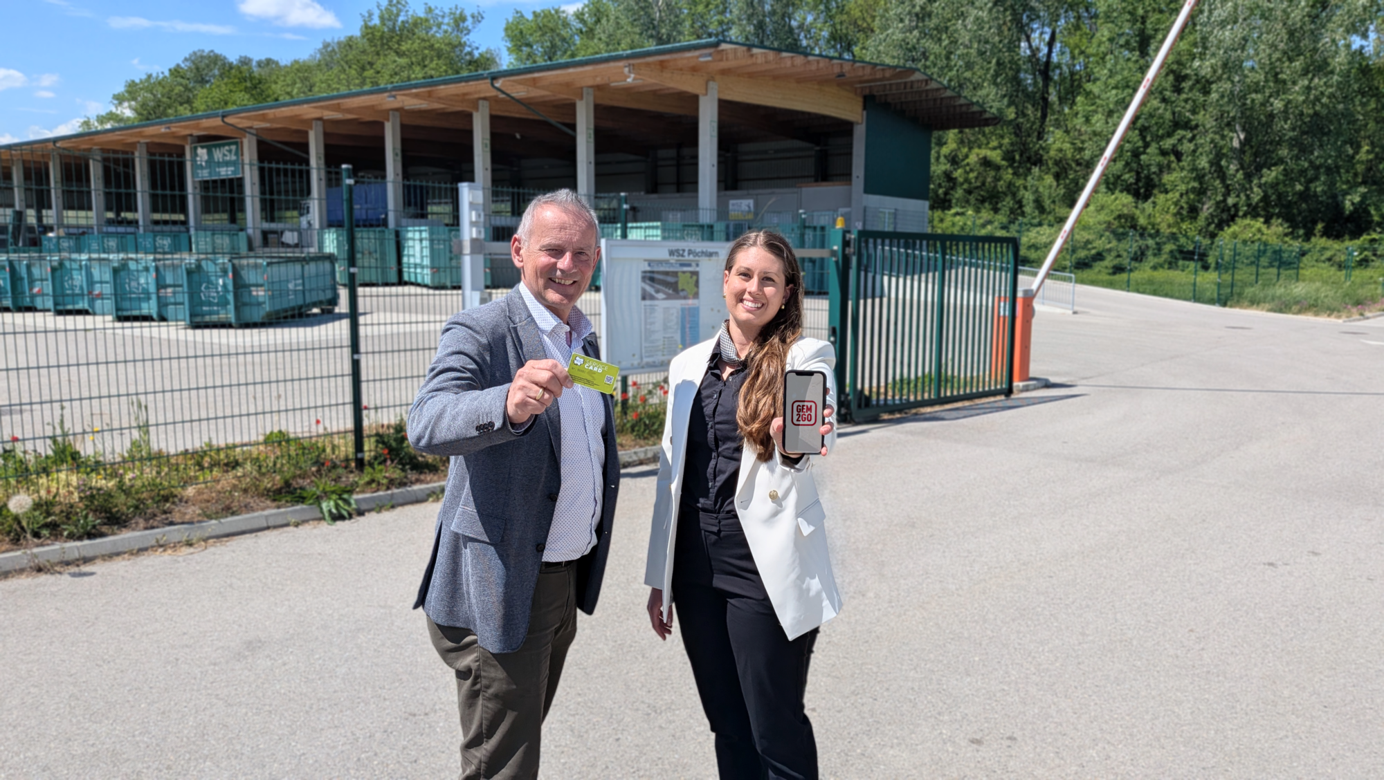 Verbandsobmann BGM DI Martin Leonhardsberger und Abfallberaterin Viktoria Sophie Stamminger pr&auml;sentieren das neue Zutrittssystem bei den WSZ im Bezirk Melk