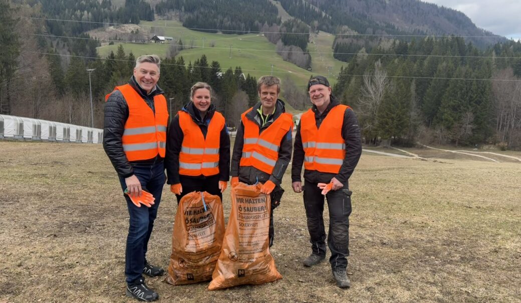 Am Annaberg stehen vier Vertreter der Freunde der Berge Lifte Niederösterreich und tragen Warnwesten und Handschuhe und sind mit Frühjahrsputz-Sammelsäcken ausgestattet