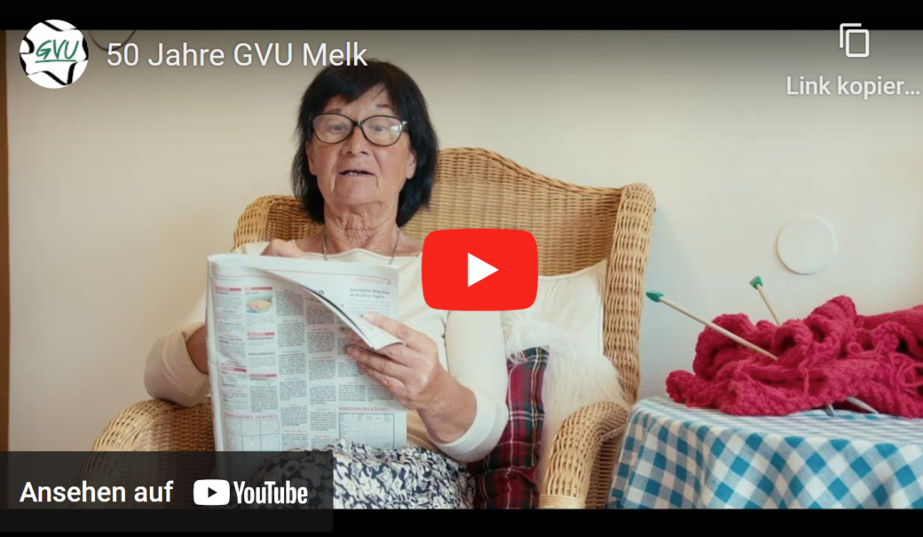 Screeenshot eines Youtube Videos vom Film "50 Jahre GVU Melk" in dem gerade eine ältere Dame auf einem Stuhl sitzt und Zeitung liest als Thumbnail