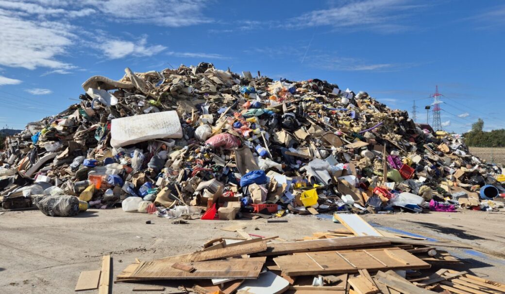 Das Bild zeigt einen enormen Sperrmüll-Haufen auf einem Zwischenlagerplatz nach dem Hochwasser-Ereignis im September 2024