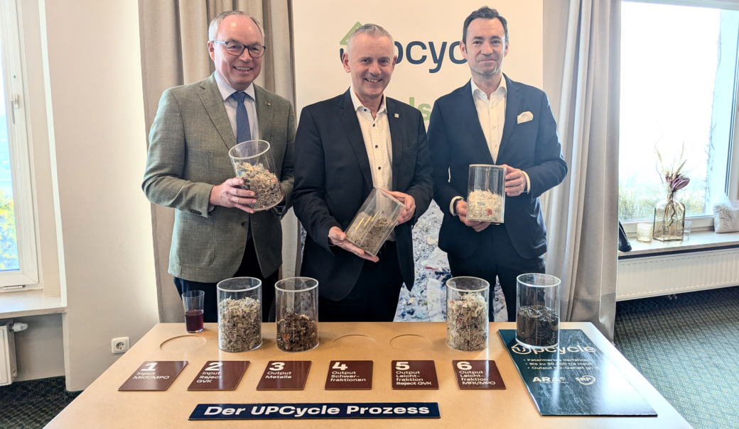 LH-Stellvertreter Dr. Stephan Pernkopf, Obmann GVU Melk BGM DI Martin Leonhardsberger und ARA CEO Harald Hauke bei der Eröffnung der UPCYCLE-Aufbereitungsanlage Pöchlarn