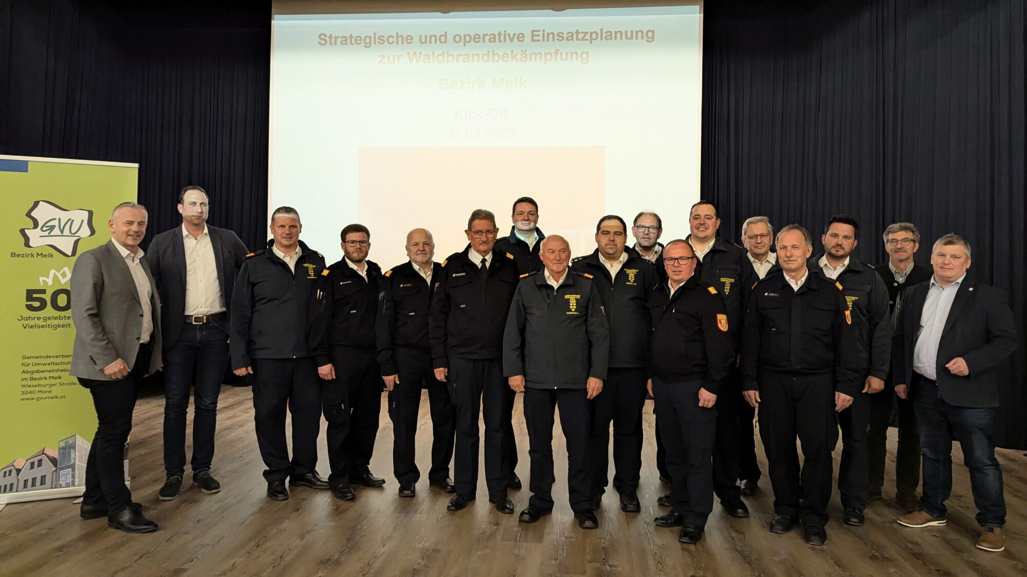 Vertreter von GVU Melk und den Feuerwehren im Bezirk nach der Auftaktveranstaltung zur Waldbrandbekämpfung im Bezirk Melk