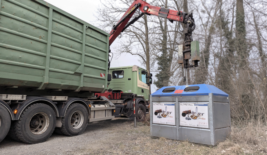 Abzug des letzten blauen Altmetall-Containers im Bezirk Melk mit dem Kranfahrzeug