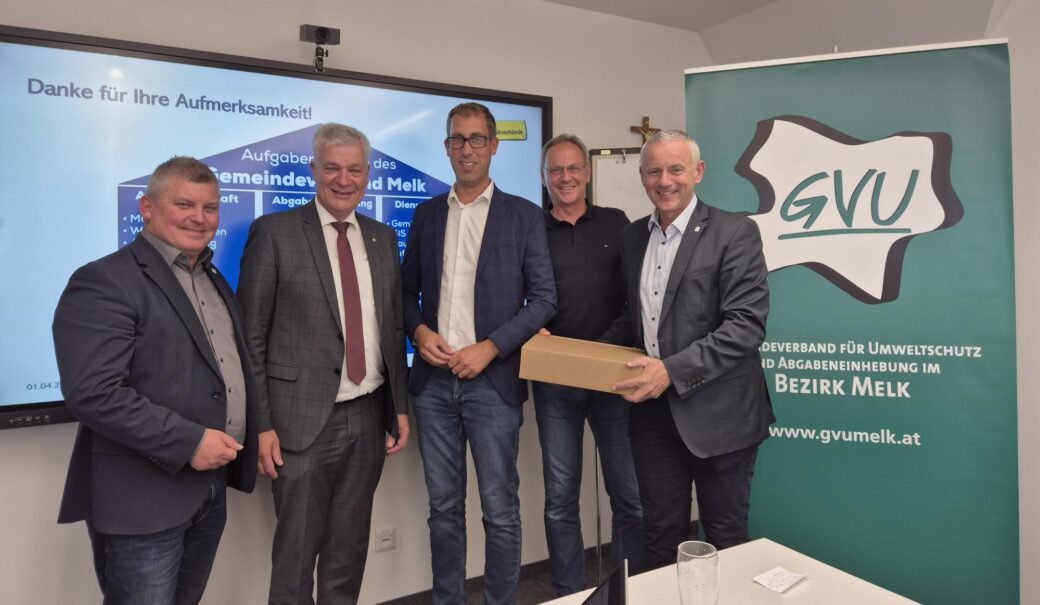 Ing. Martin Ritt, MSc (GF GVU Melk), BGM Anton Kasser (LAbg., Präsident NUV), Dr. Florian Kolmhofer (Bezirkshauptmann Schärding), Bgm. Roland Wohlmuth (Vorsitzender BAV Schärding), BGM DI Martin Leonhardsberger (Obmann GVU Melk) auf einem Gruppenfoto vor dem Rollup des GVU Melk