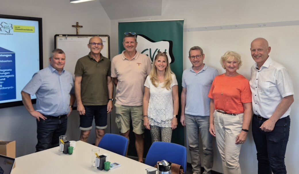 der BAV Eferding besuchte den GVU Melk. Auf dem Foto sind verschiedene Vertreter der beiden Bezirksabfallverbände zu sehen.