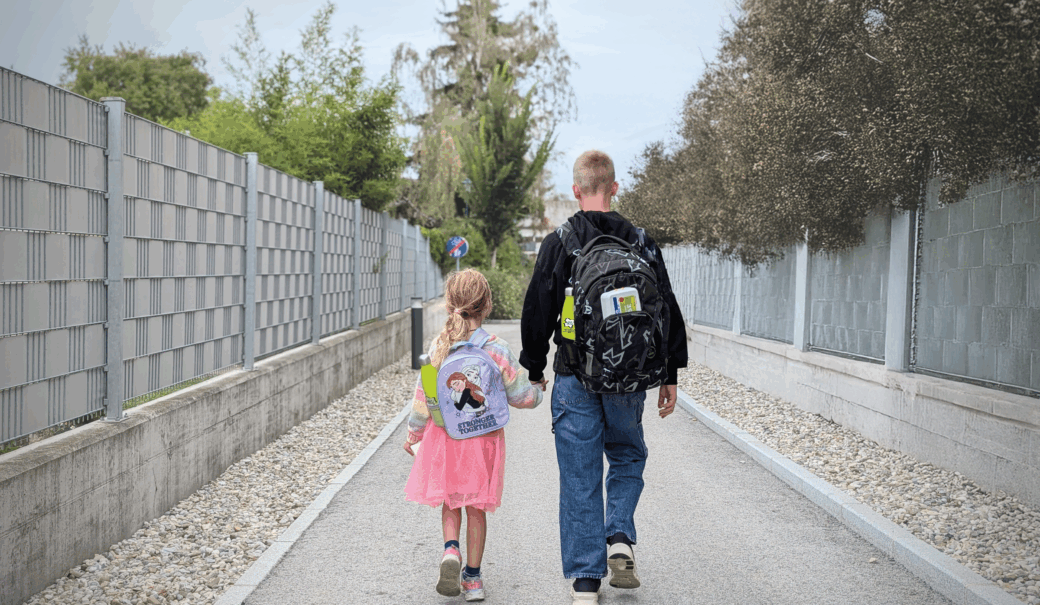2 Kinder auf dem Kindergarten- und Schulweg mit Rucksäcken, Mehrwegtrinkflasche und Jausenbox vom GVU Melk