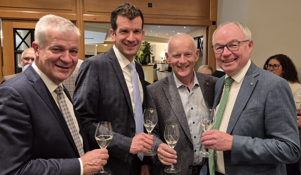 LR Anton Kasser, BGM Dr. Ing. Christian Macho, MSc (Präsident NUV), BGM DI Martin Leonhardsberger, LH-Stv. Dr. Stephan Pernkopf auf einem Gruppenfoto bei der Generalversammlung in Krems