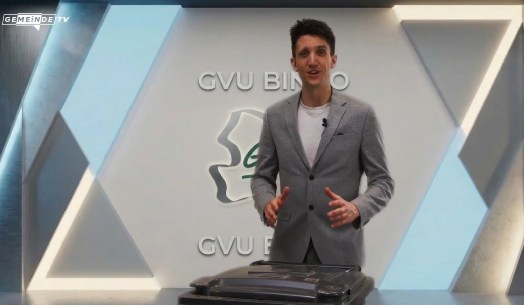 GemeindeTV Moderator Benjamin Hell führt durch das Mülltrenn-Bingo